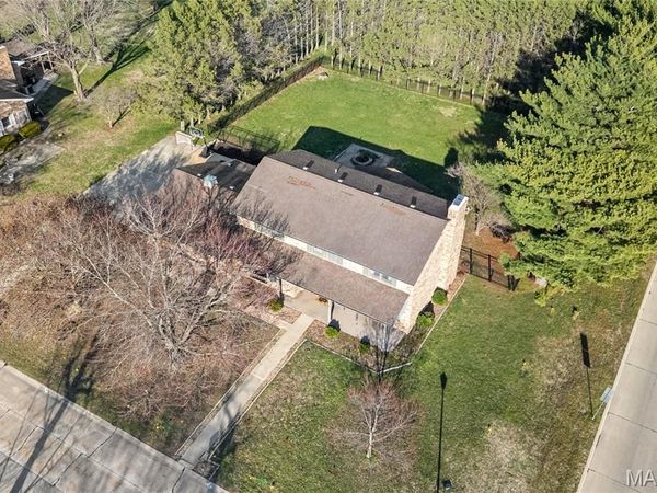 2 LINDENLEAF Lane, Belleville, IL 62223