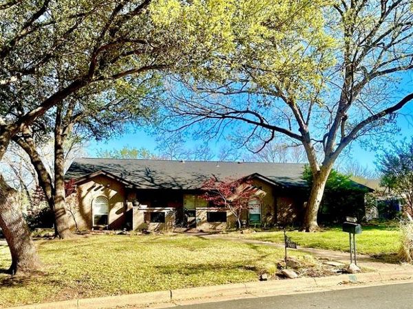 1900 Cripple Creek Drive, Euless, TX 76039