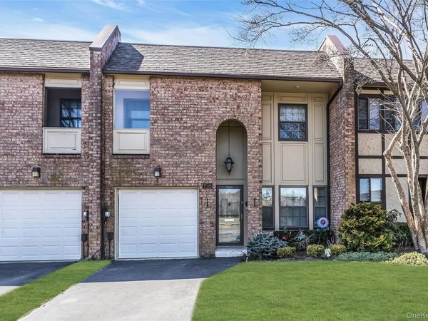 156 Southgate Circle, Massapequa Park, NY 11762