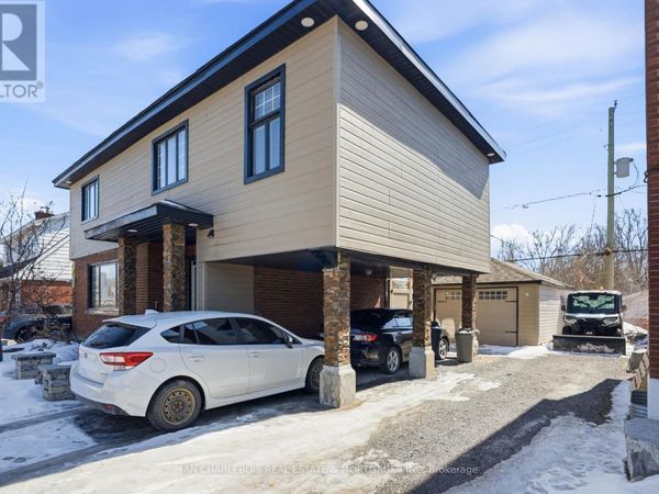 814 SMYTH Road, Unit B, Ottawa, ON K1G1P3