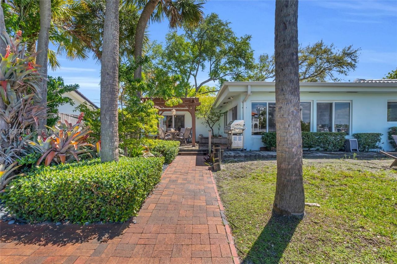 1995 Ixora Rd , North Miami, FL 33181 Photo