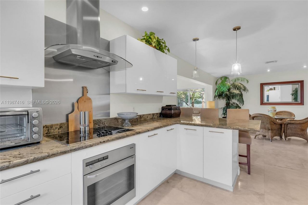 1995 Ixora Rd , North Miami, FL 33181 Photo