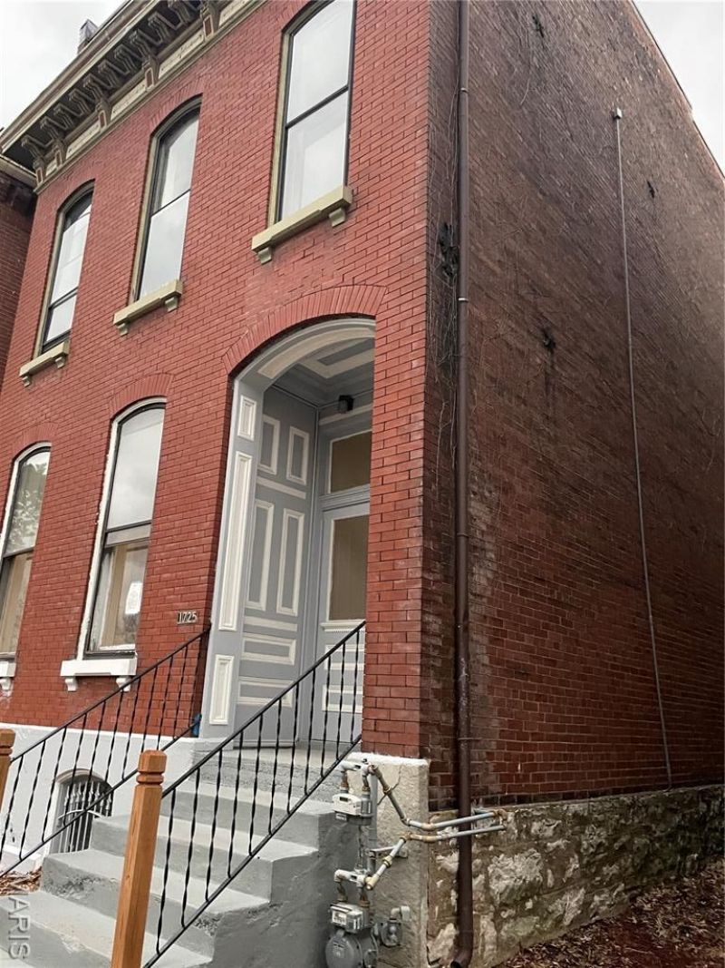 1725 Oregon Place, Saint Louis, MO 63104 Main Photo