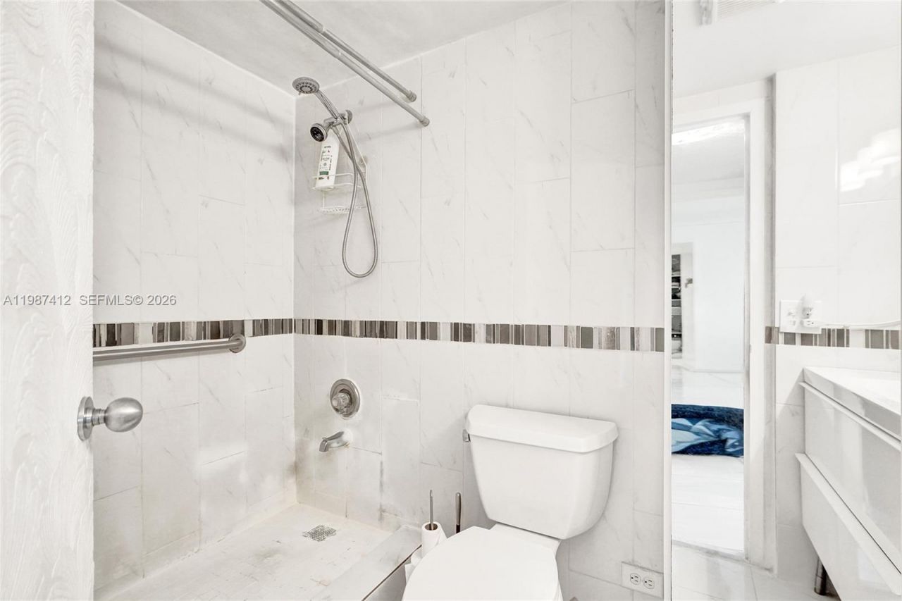 251 174th St, Unit 614, Sunny Isles Beach, FL 33160 Photo