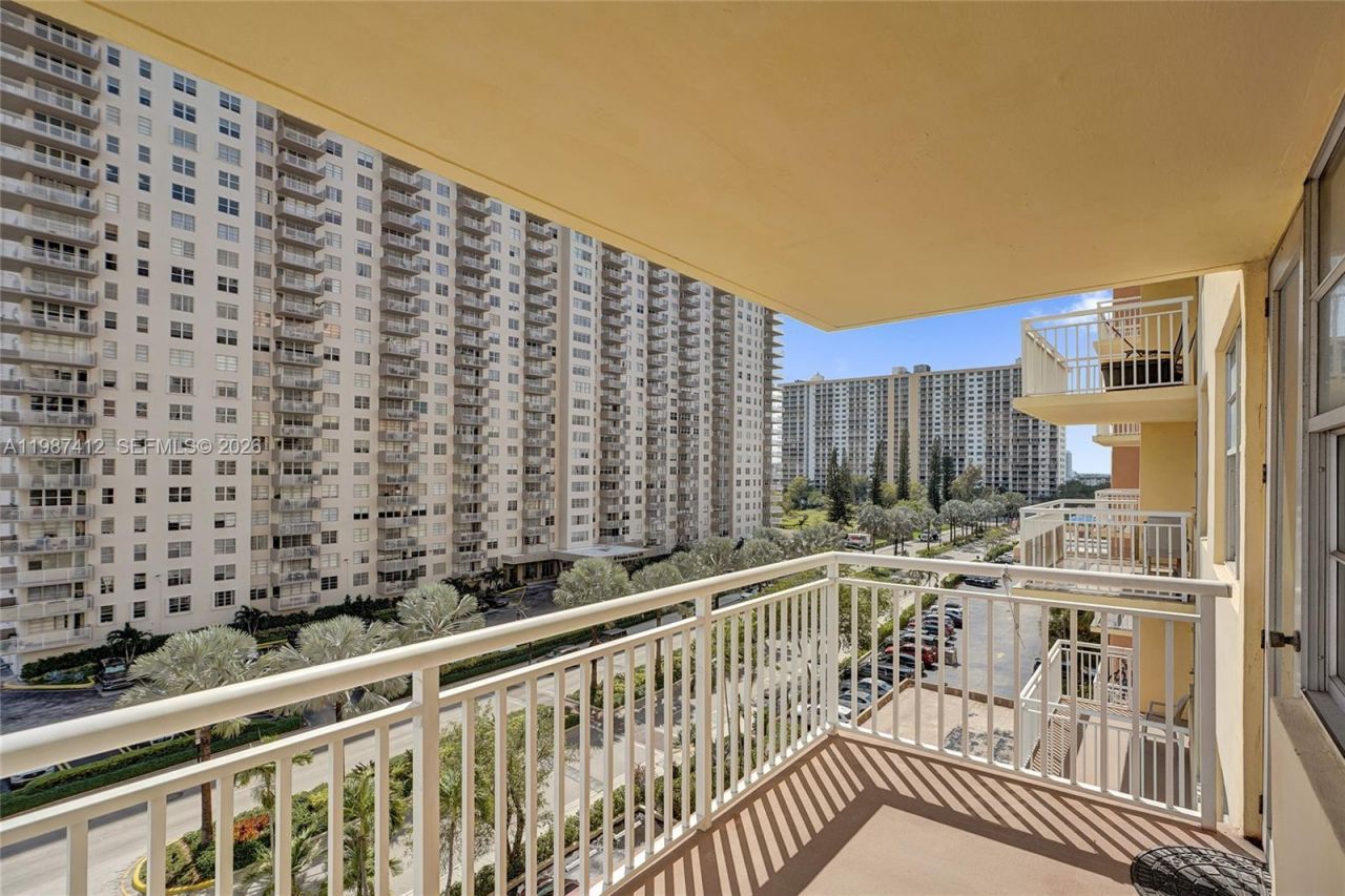251 174th St, Unit 614, Sunny Isles Beach, FL 33160 Photo
