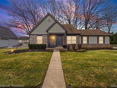 510 Woodland Hills Drive, Walled Lake, MI 48390