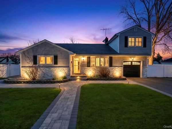 221 Cedar Court , Copiague, NY 11726