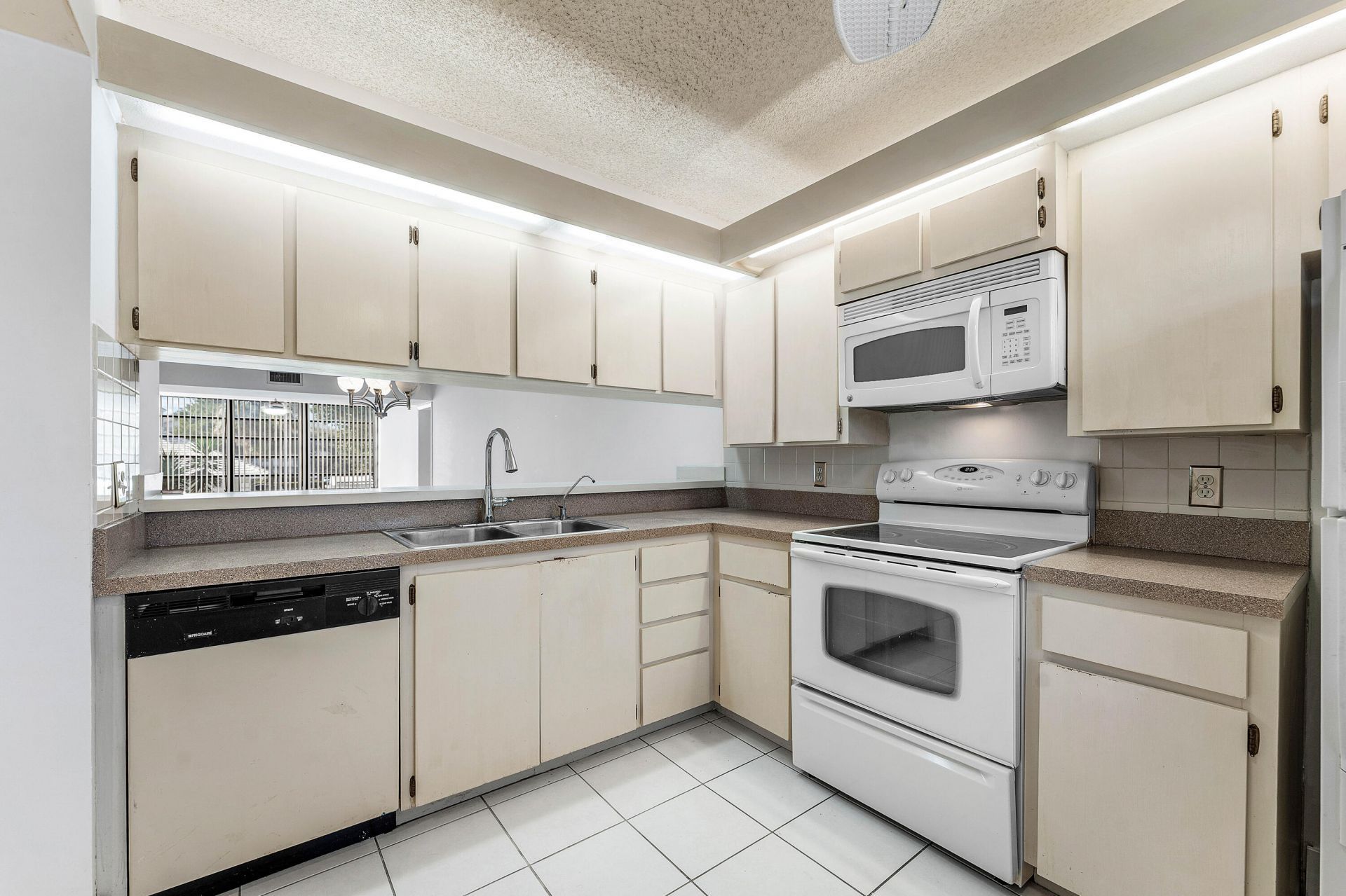 1721 Whitehall Drive, Unit 201, Davie, FL 33324 Photo