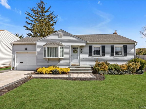 8 E Gate, Plainview, NY 11803