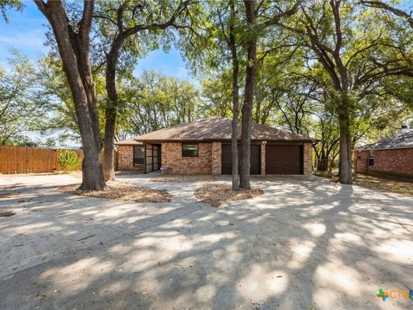 1513 Oak Park Lane , Salado, TX 76571
