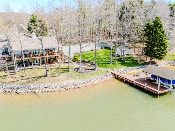 1520 Gowen LN , Huddleston, VA 24104