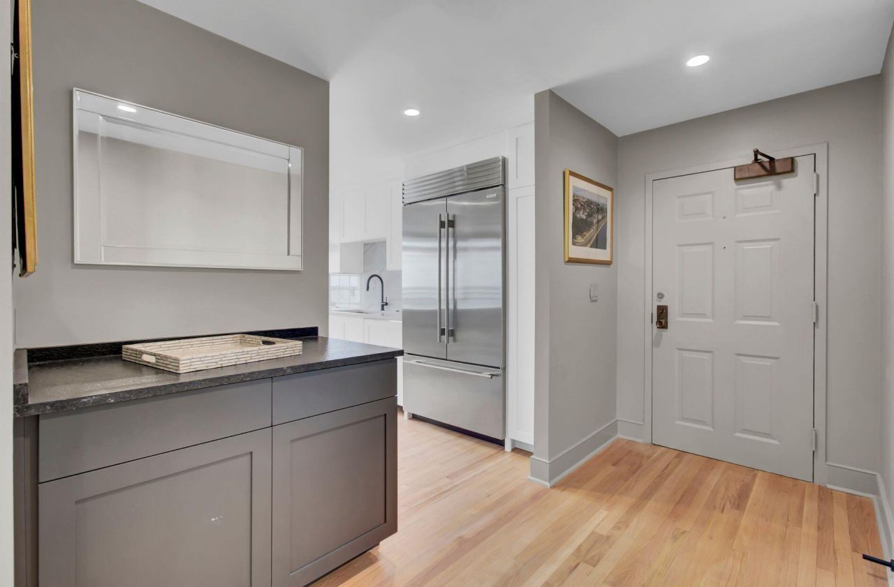 1 King Street Photo 10