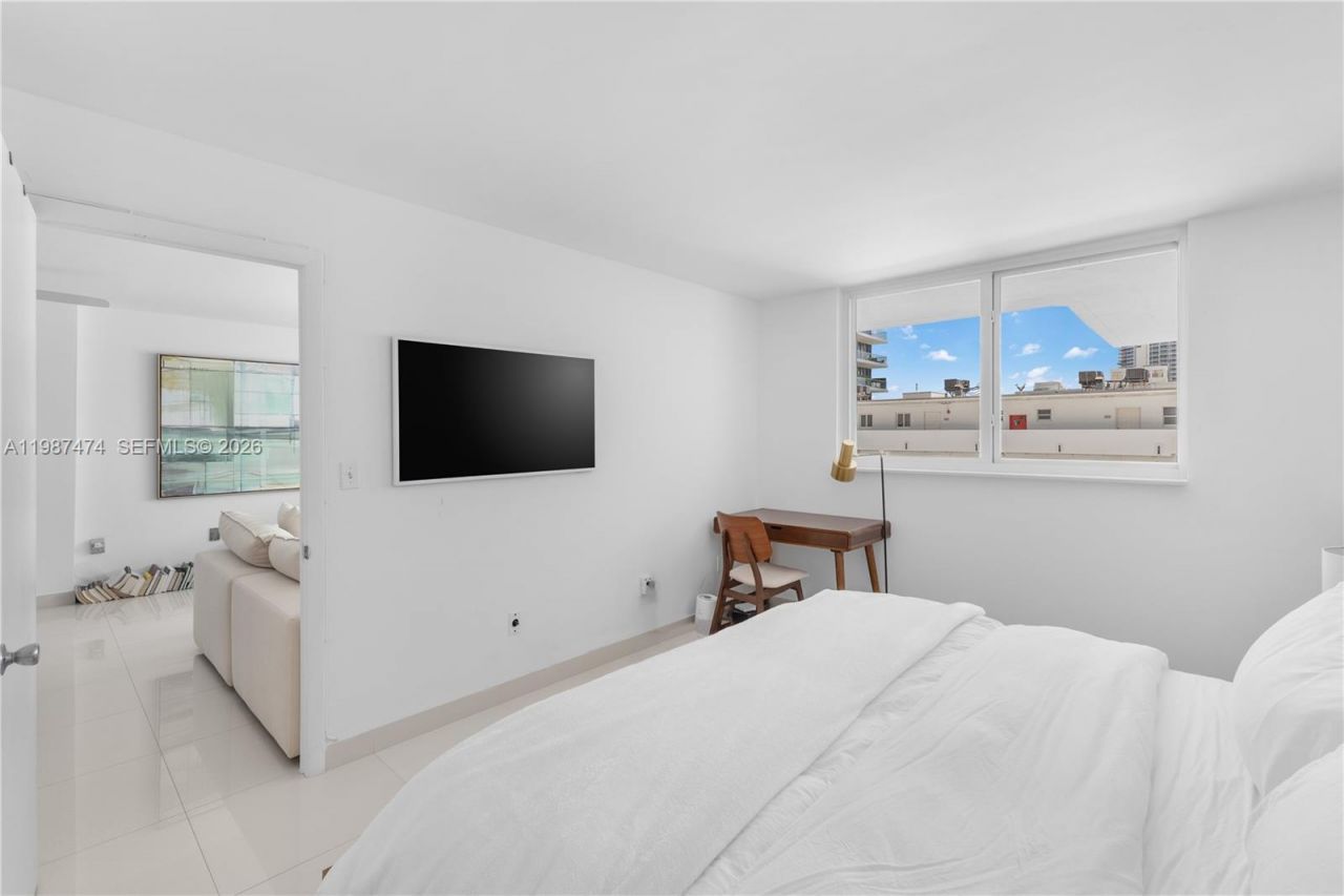 345 Ocean Dr, Unit 607, Miami Beach, FL 33139 Photo
