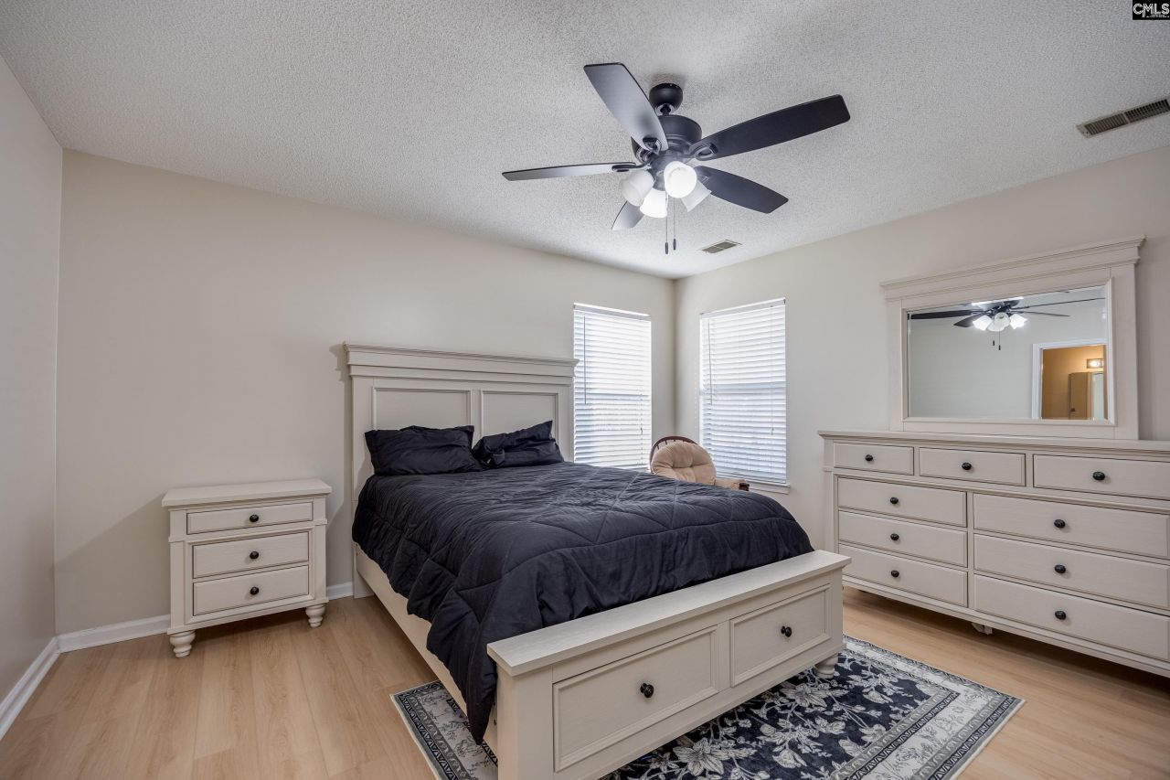 16 Glenn Knoll  Photo 13