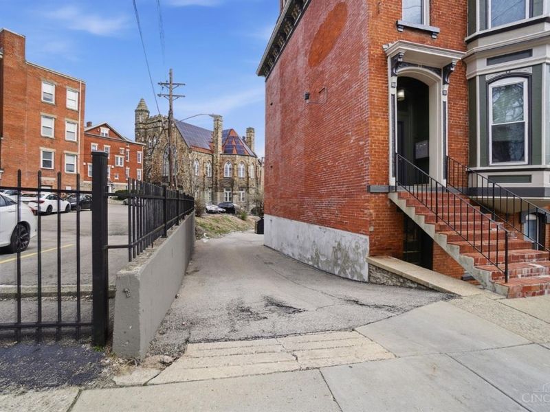 112 E McMillan Avenue, Cincinnati, OH 45219 Photo 27