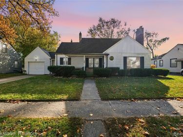 800 E BERNHARD Avenue, Hazel Park, MI 48030