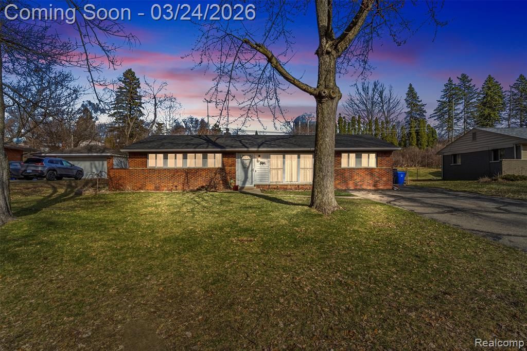 716 Joyceil Drive, Waterford Township, MI 48328 Main Photo