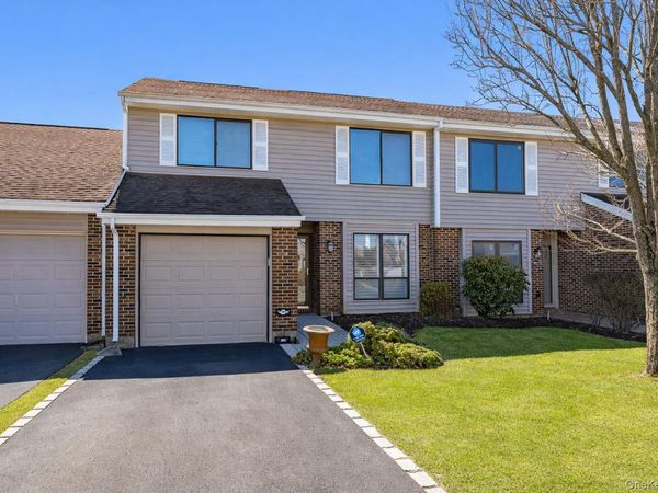 240 Pond View Lane, Smithtown, NY 11787