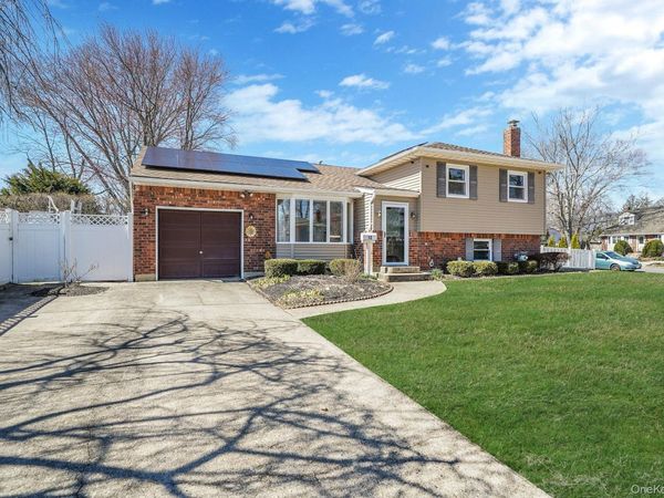 18 Wendorf Court, North Babylon, NY 11703