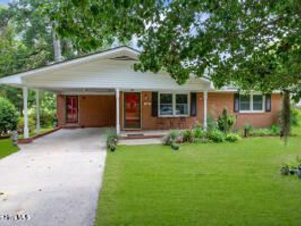 207 College Avenue , Washington, NC 27889