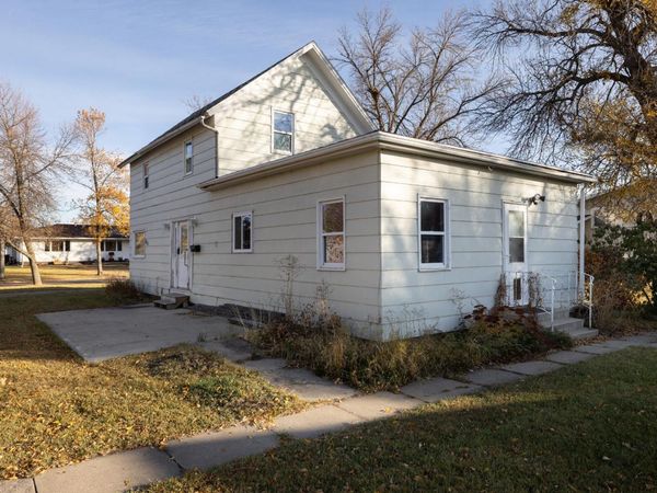 222 6th Street NE, Hillsboro, ND 58045