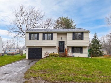 45 Huntington Pkwy Parkway, Hamlin, NY 14464