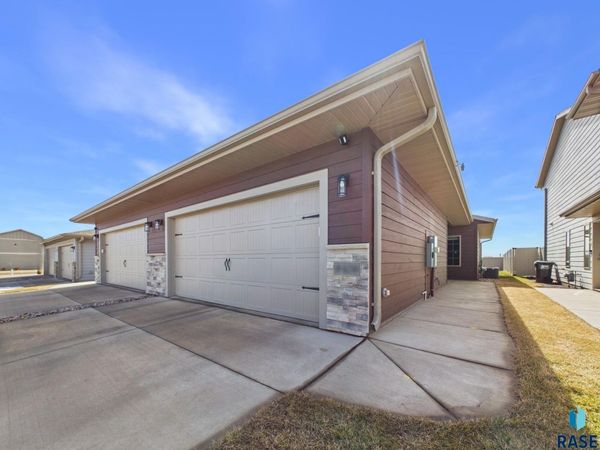 9409 W Dolores Dr, Sioux Falls, SD 57106