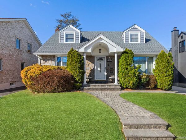 59 Pembrook Drive , Mineola, NY 11501