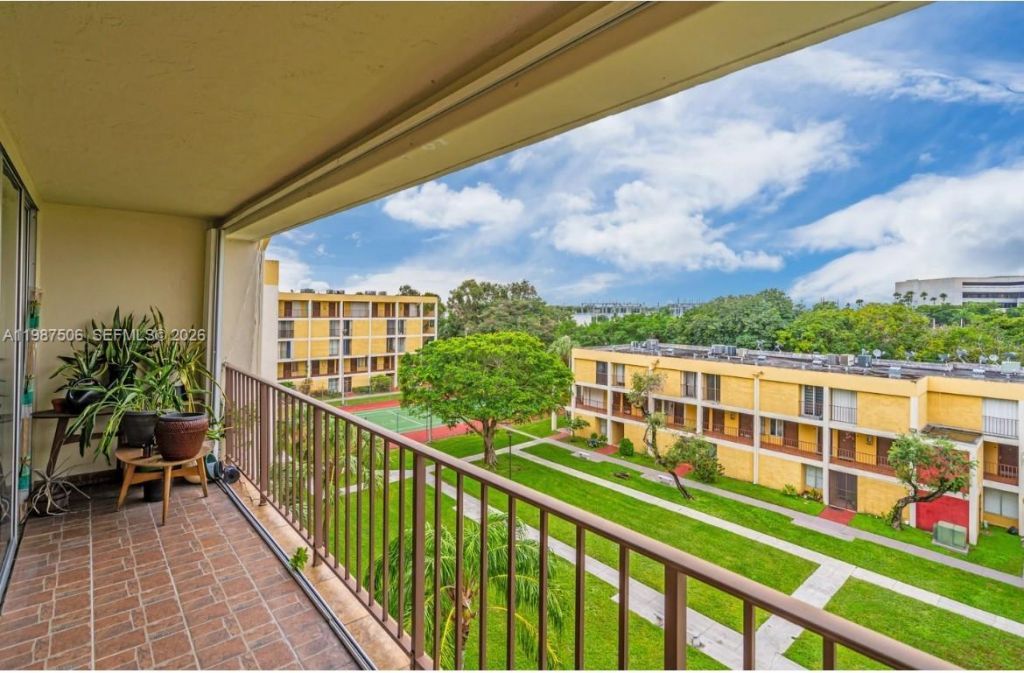 9240 Fontainebleau Blvd , Unit 506, Miami, FL 33172 Photo
