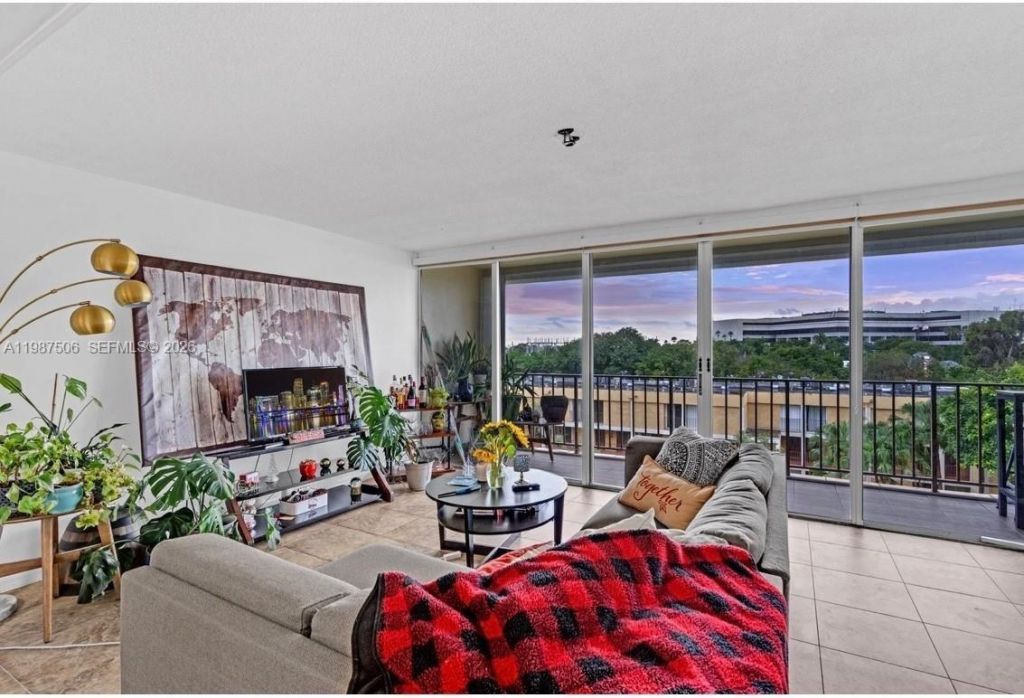 9240 Fontainebleau Blvd , Unit 506, Miami, FL 33172 Photo