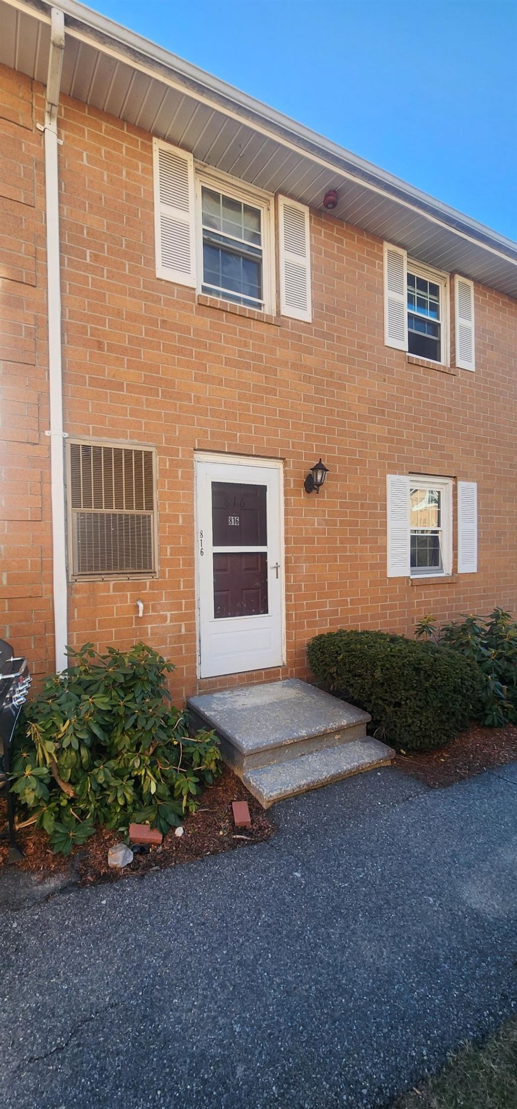 816 Elmwood Drive, Hudson, NH 03051 Main Photo