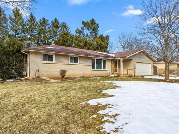 15540 W Glendale Dr, New Berlin, WI 53151