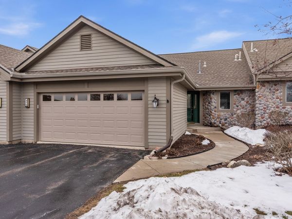 476 Oak Ridge Dr, Unit 3, Hartland, WI 53029
