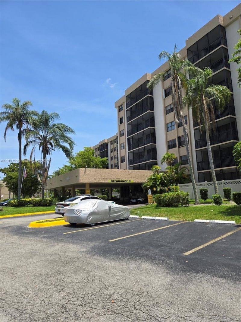 900 NE 195th St, Unit 709, Miami, FL 33179 Photo