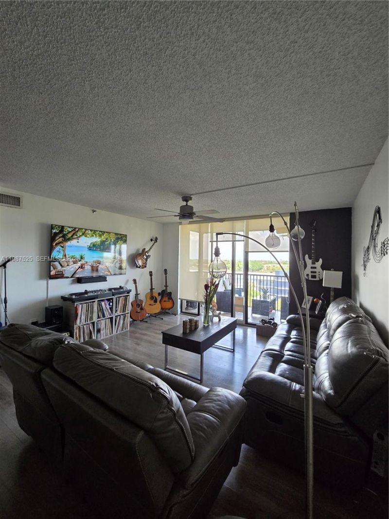 900 NE 195th St, Unit 709, Miami, FL 33179 Photo