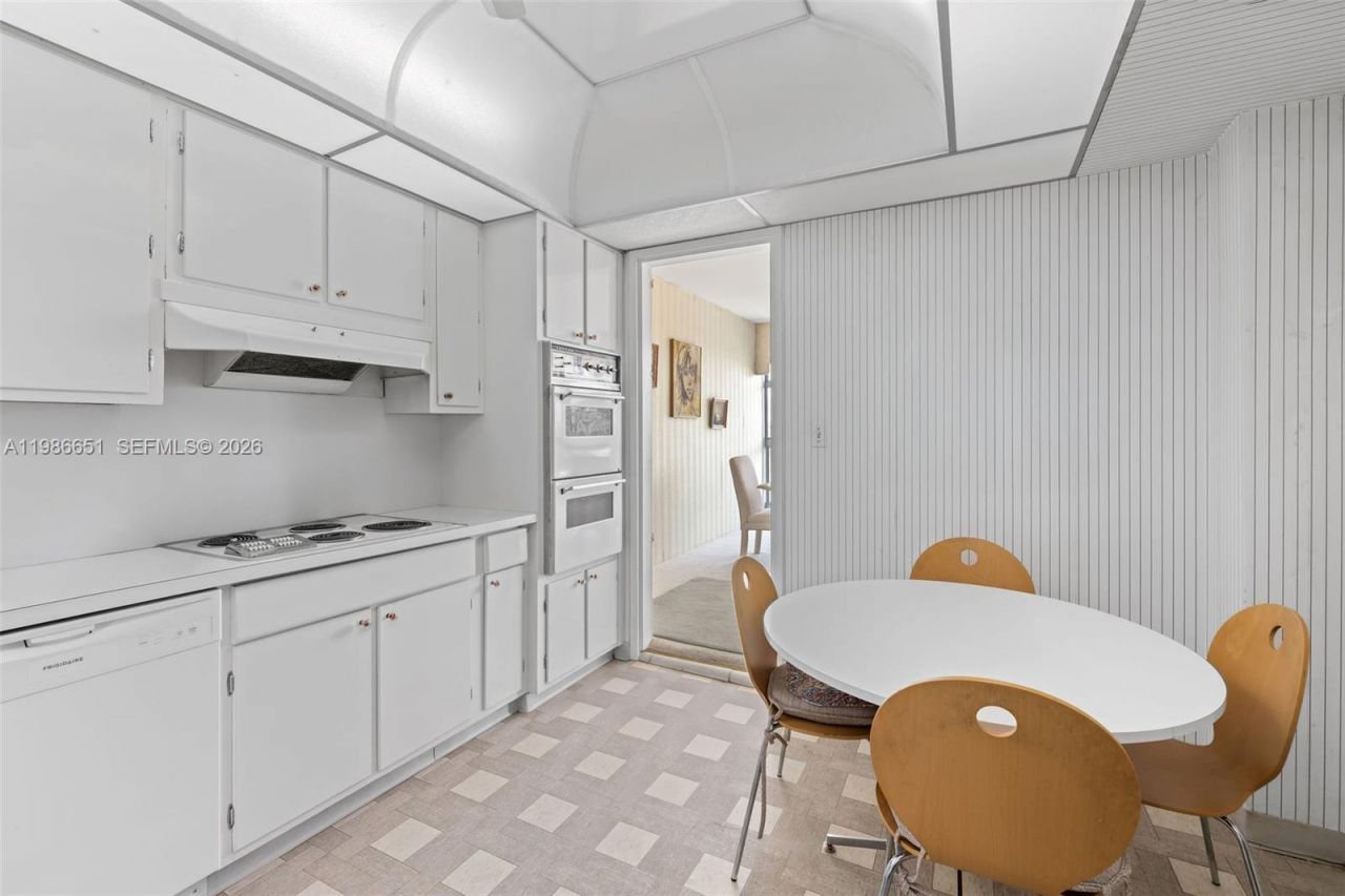 5055 Collins Ave, Unit 5M, Miami Beach, FL 33140 Photo