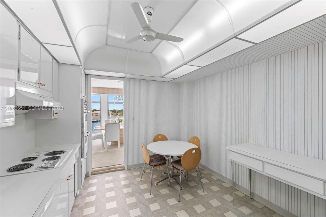 5055 Collins Ave , Unit 5M, Miami Beach, FL 33140 Photo