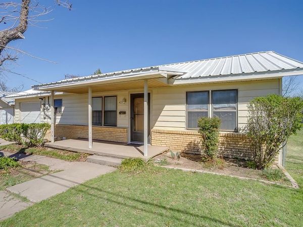 422 N 3rd Street , Jacksboro, TX 76458