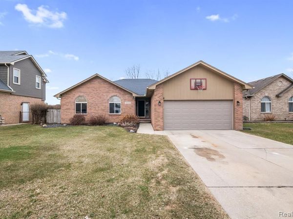 49248 Berkshire Drive, Chesterfield Twp, MI 48047