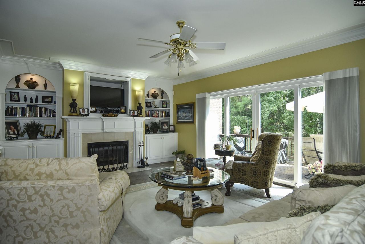 568 Charles Court  Photo 11