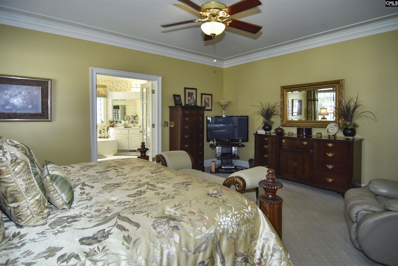 568 Charles Court  Photo 28