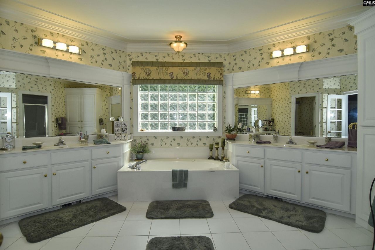 568 Charles Court  Photo 29