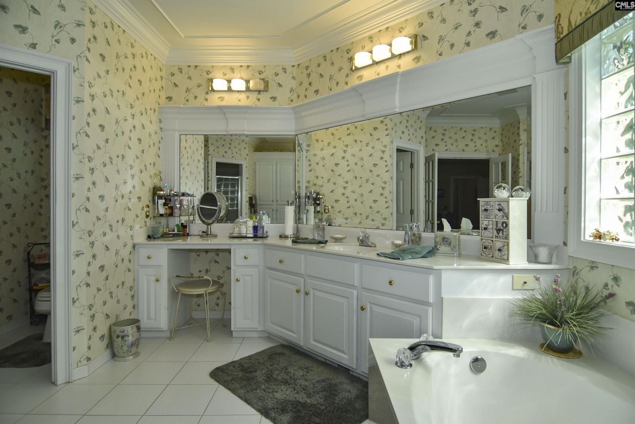 568 Charles Court  Photo 30