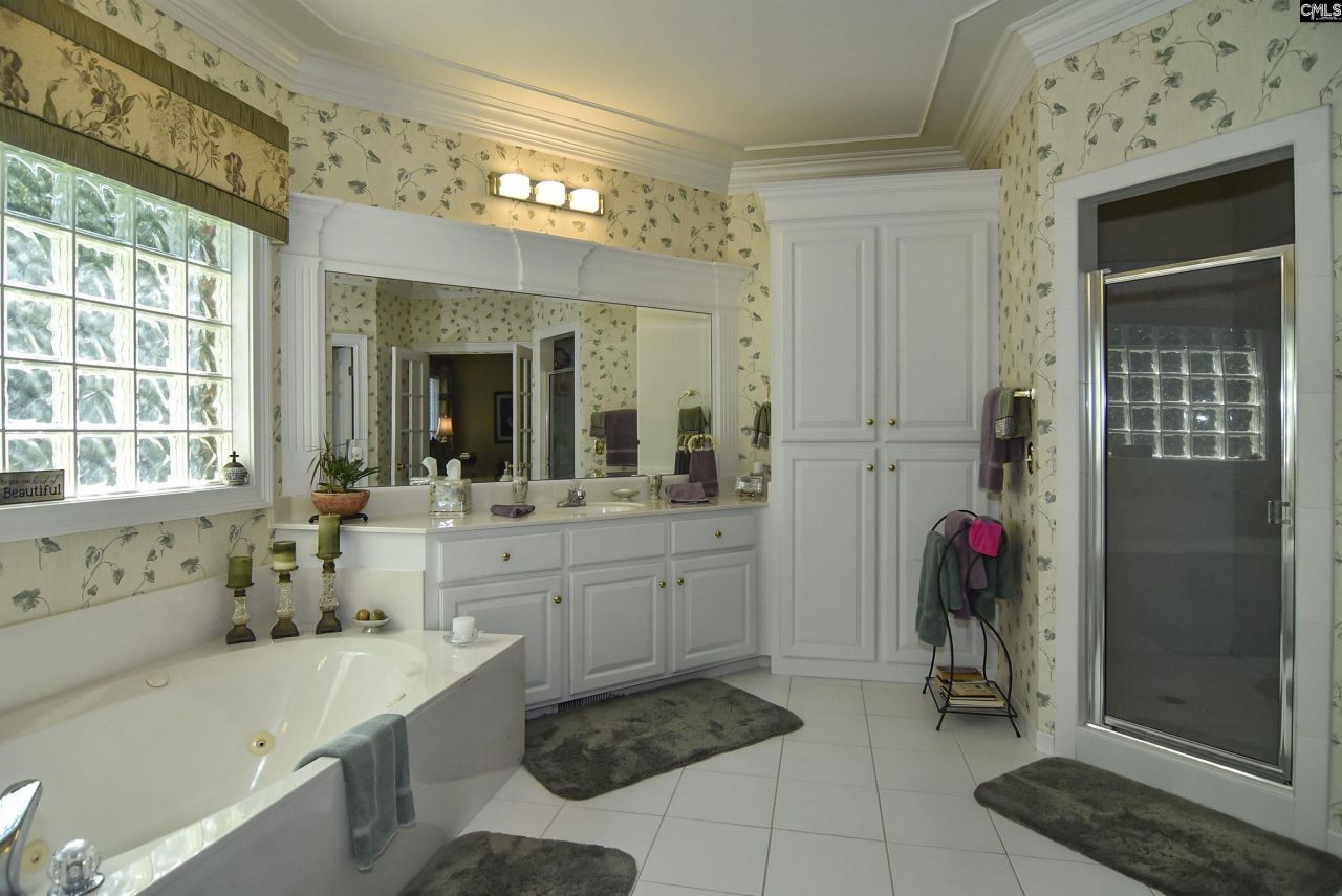 568 Charles Court  Photo 31