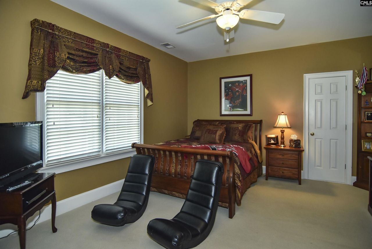 568 Charles Court  Photo 33