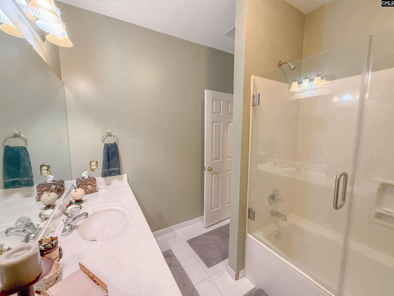 568 Charles Court  Photo 36