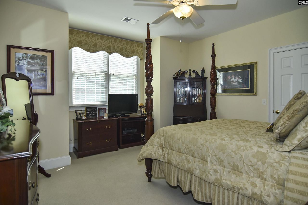 568 Charles Court  Photo 37