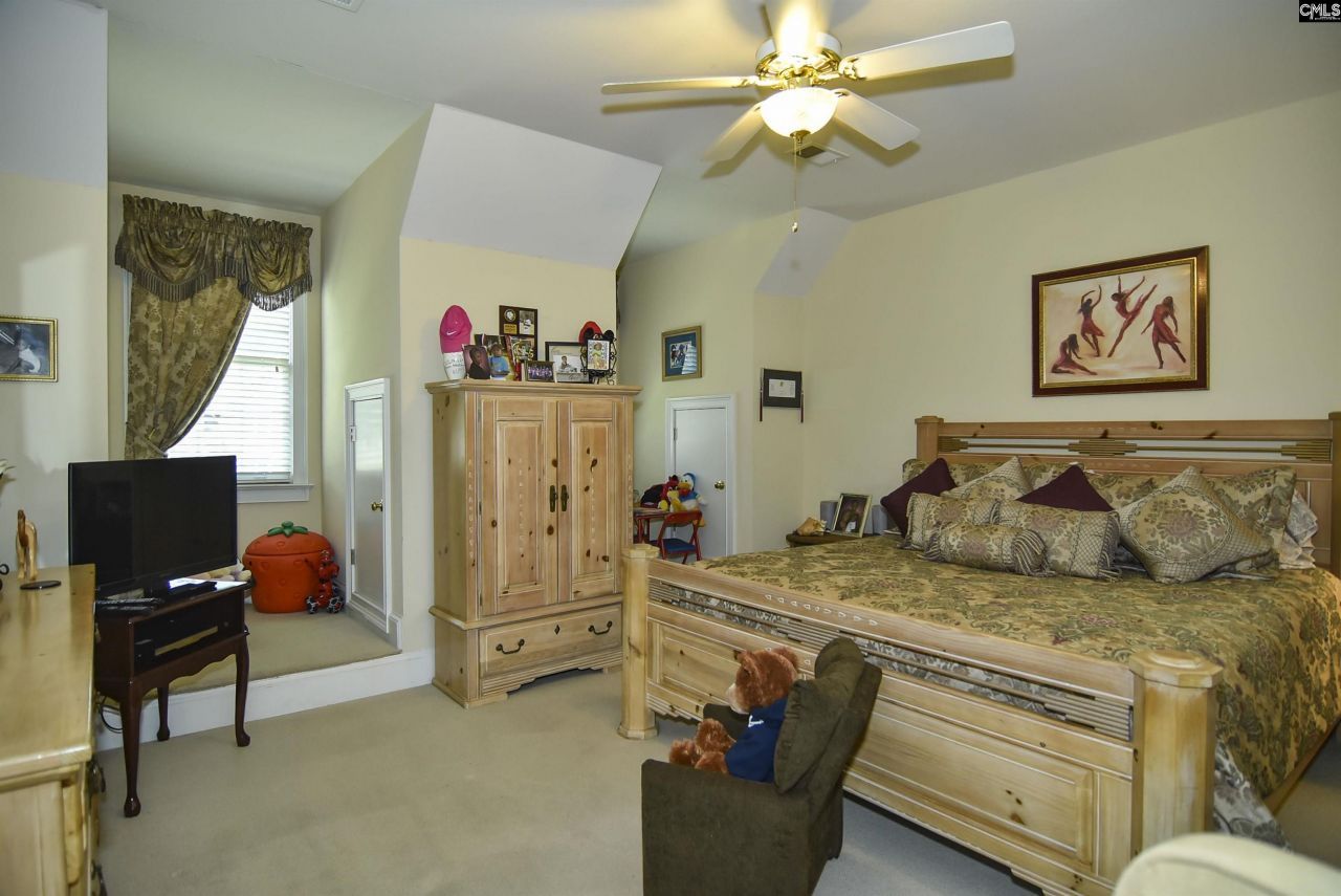 568 Charles Court  Photo 39