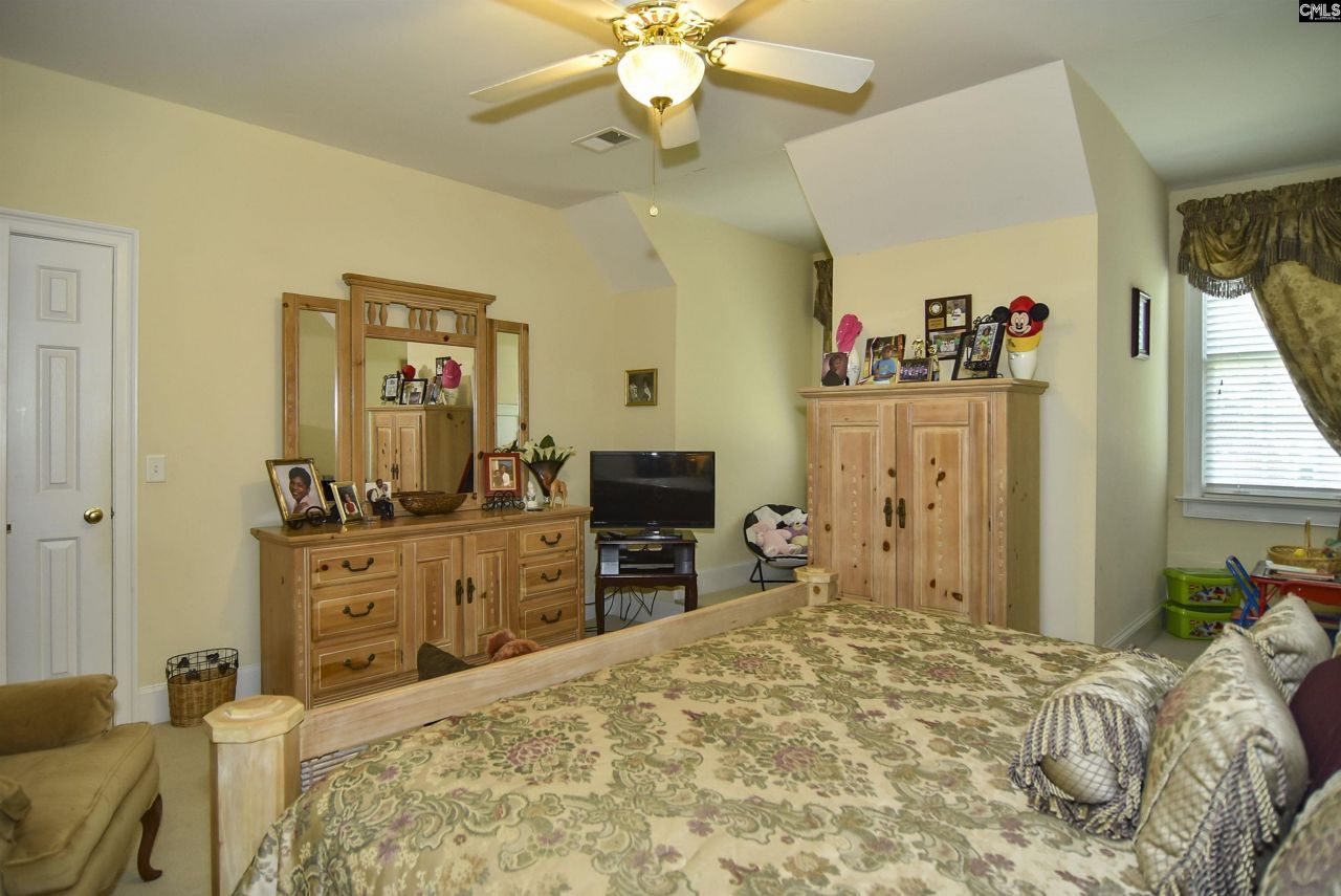 568 Charles Court  Photo 40