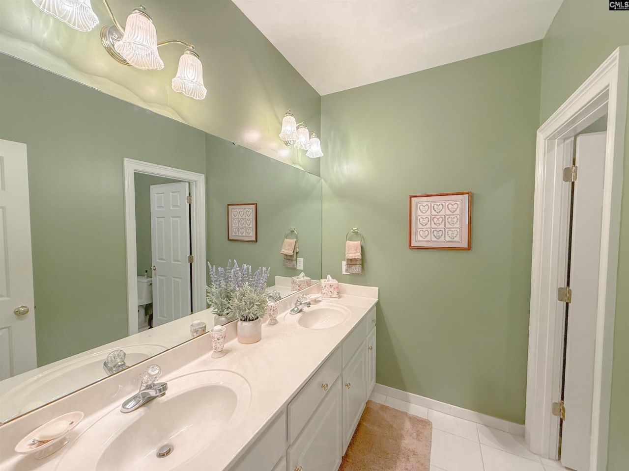 568 Charles Court  Photo 42